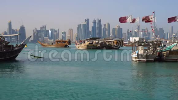 时代的混合多哈现代城市天际线日射卡塔尔中东传统木制卡塔尔船视频的预览图