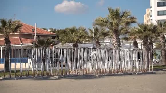 塞浦路斯淡季期间冬季海滩咖啡馆空门关闭不是人沙滩伞木棍视频的预览图