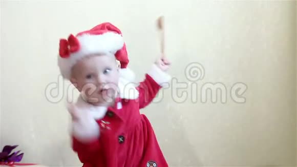 穿圣诞礼服的小宝宝拿着勺子视频的预览图