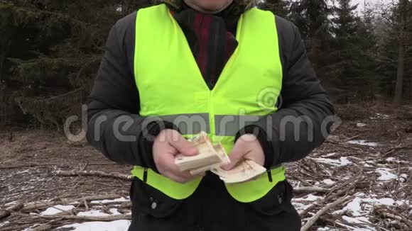 伐木工人数着欧元钞票竖起大拇指视频的预览图