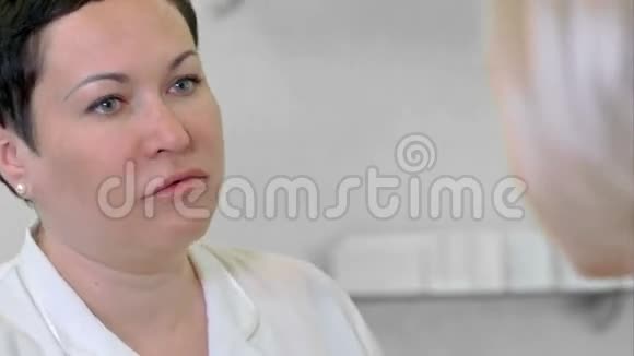 一个皮肤清新干净的女人和她的当事人谈话的肖像视频的预览图