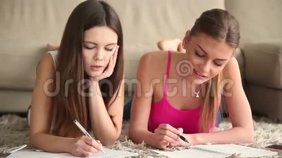两个漂亮的学生女孩在家学习视频的预览图