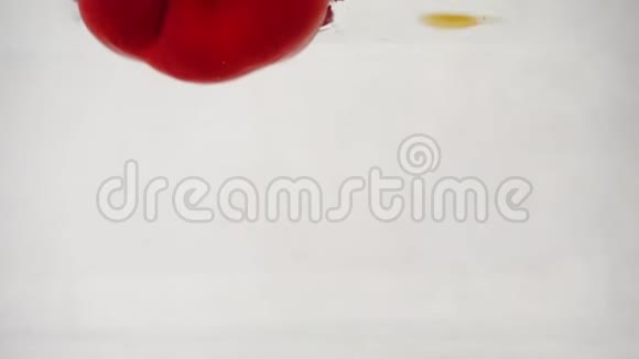 红椒和黄椒掉进水里溅起泡泡慢动作特写视频的预览图
