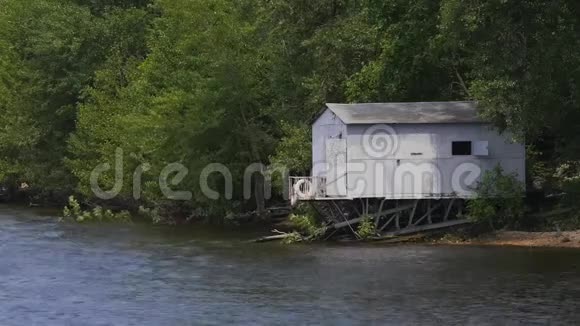 河岸上的小铁屋视频的预览图