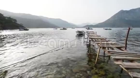 观海湾小船水中老木墩背景低山土耳其视频的预览图