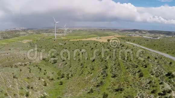 绿色景观和风电场上空的厚雨云视频的预览图