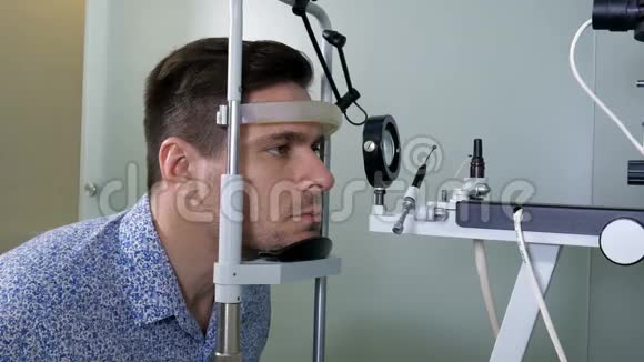 在视光师办公室检查视力的男人视频的预览图