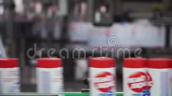 自动生产线上的液体洗涤剂装瓶的机器剪辑奶瓶灌装机织物瓶视频的预览图