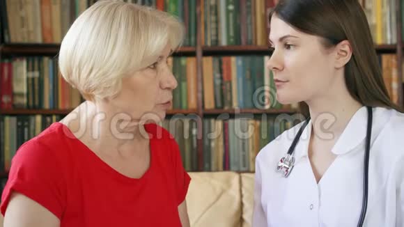 工作中的女专业医生年轻医生在家咨询病人的治疗视频的预览图
