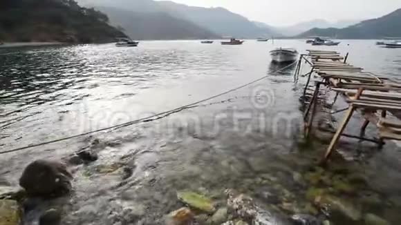 观海湾小船水中老木墩背景低山土耳其视频的预览图