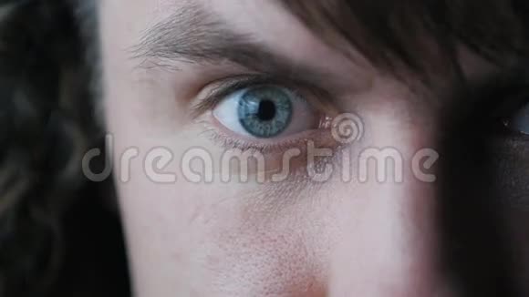 男性眼睛的特写瞳孔缓慢地缩小视频的预览图