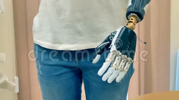 使用机器人假肢截肢的年轻残疾妇女4K视频的预览图