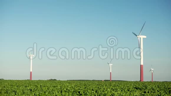 在蓝天上的农业田里的风力涡轮机视频的预览图