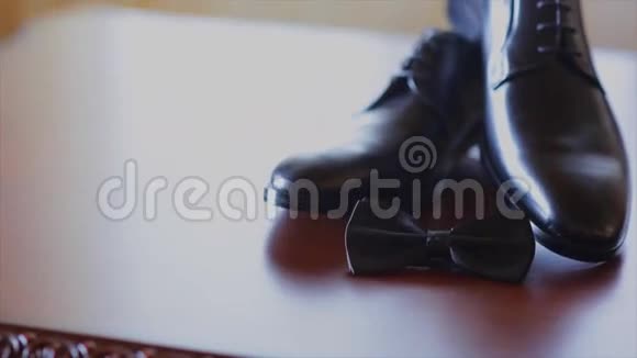 黑鞋和领结视频的预览图