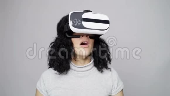 戴着虚拟现实护目镜的女人环顾四周竖起大拇指视频的预览图
