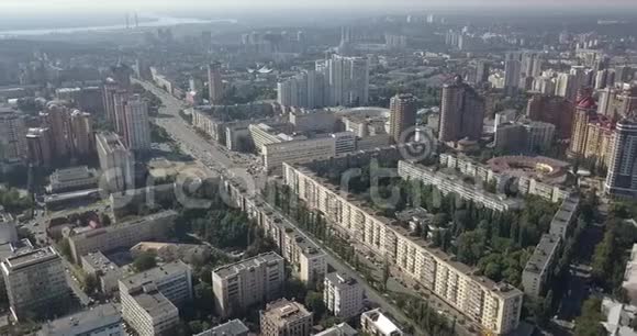 鸟瞰基辅现代城市建设与发展视频的预览图
