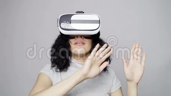 戴着虚拟现实护目镜的女人环顾四周竖起大拇指视频的预览图