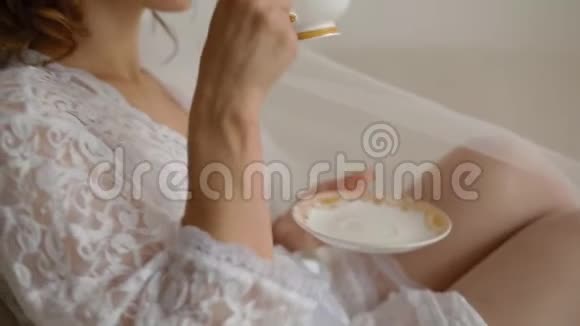 美丽的白种人新娘喝茶视频的预览图