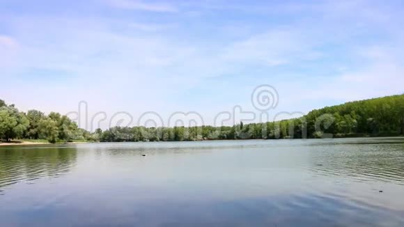 静止反射湖的镜头视频的预览图