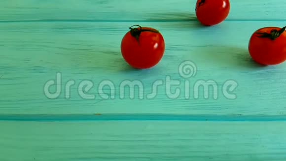 樱桃番茄健康转湿蓝木慢镜头拍摄视频的预览图