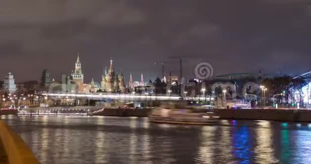 晴朗的夏日莫斯科河湾克里姆林宫之夜视频的预览图