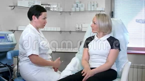 美容师和她办公室的女客户谈话视频的预览图