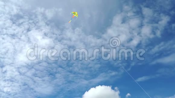 多种颜色的风筝在美丽的蓝天视频的预览图