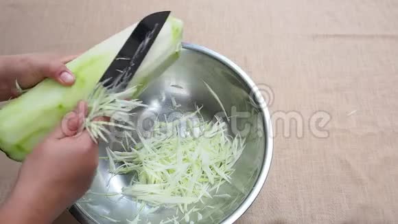 将传统的青木瓜用刀切碎切块视频的预览图
