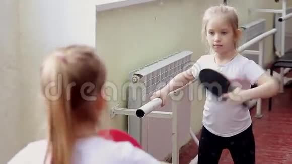 孩子打乒乓球隔离在白色上视频的预览图