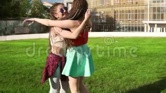 两个充满恐惧的年轻女孩拥抱在一起兴奋的女性朋友互相拥抱在视频的预览图