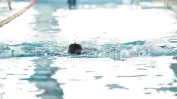 残疾人在游泳池的背部游泳视频的预览图