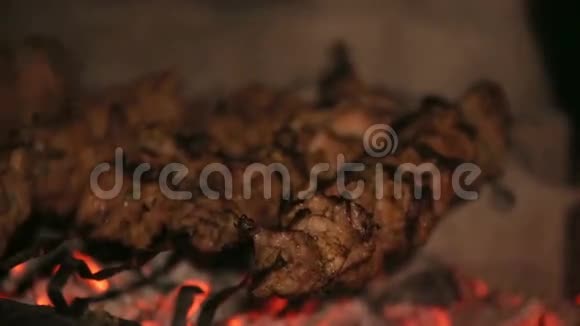 肉在煤上烤视频的预览图