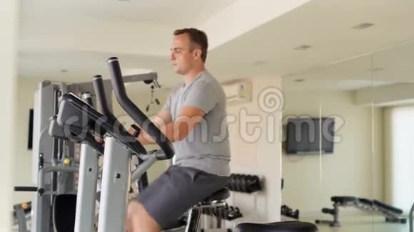 确定适合运动的积极夫妇在健身房锻炼自行车视频的预览图