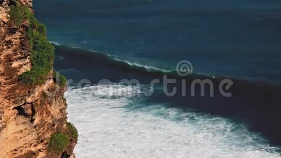 乌卢瓦图悬崖环路视频的预览图