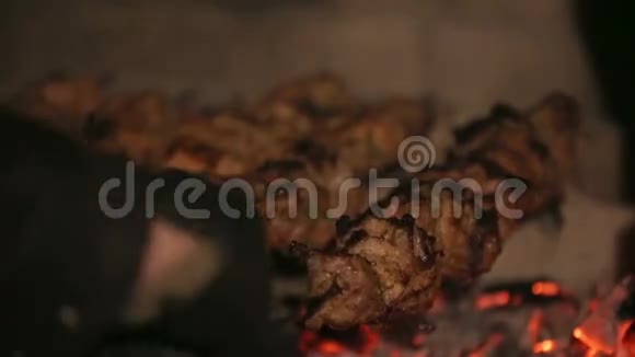 肉在煤上烤视频的预览图