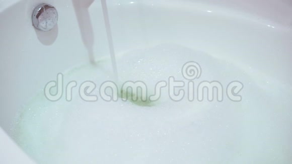 水溅在按摩浴缸里按摩浴缸清澈的水蓝水背景视频的预览图