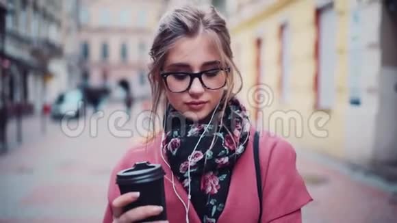 时尚的女商人戴着一条漂亮的围巾手里拿着热咖啡迷人地看着镜头时尚视频的预览图