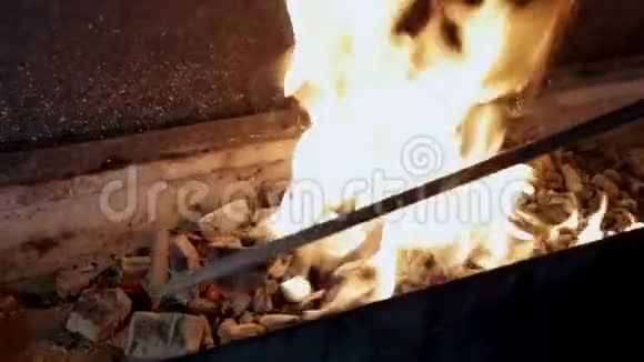 人把煤混合在烤架里燃烧视频的预览图