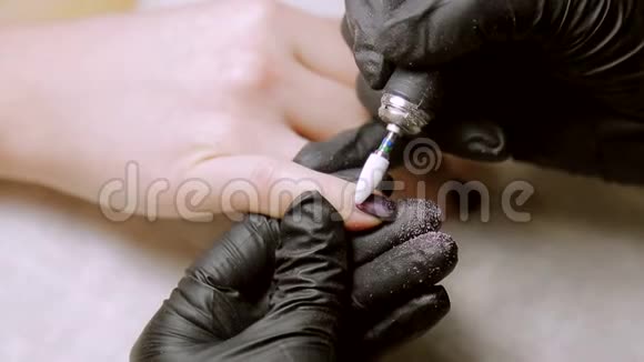 美甲师从指甲中清理旧美甲的残余视频的预览图