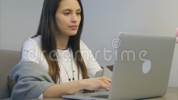 担心的年轻女商人在她的笔记本电脑上打字最后微笑视频的预览图