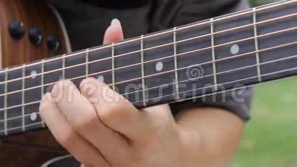 独奏声吉他视频的预览图