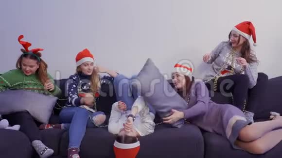 五个女孩在沙发上不寒而栗互相玩耍视频的预览图