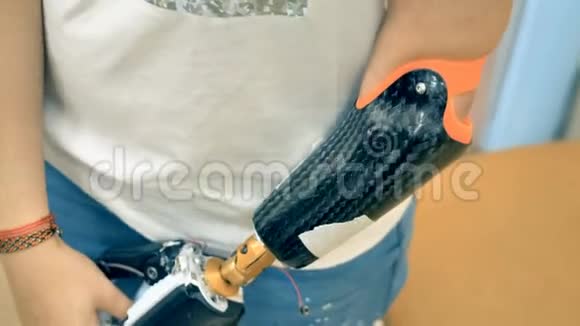 真正的机器人假肢连接到人类的手4K视频的预览图