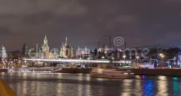 晴朗的夏日莫斯科河湾克里姆林宫之夜视频的预览图