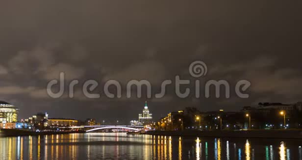 晴朗的夏日莫斯科河湾克里姆林宫的夜晚时光视频的预览图