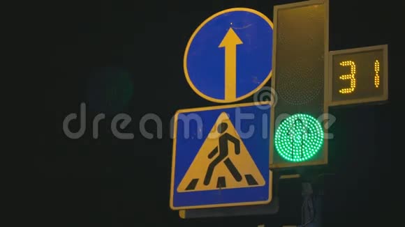 红绿灯调节汽车和行人视频的预览图