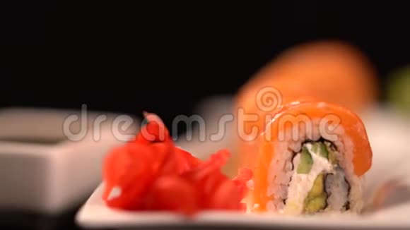 新鲜的三文鱼寿司卷加上酱油和芥末视频的预览图