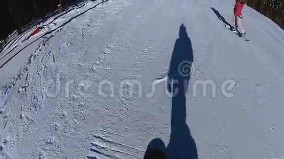 在雪坡上享受滑雪板的影子在山里度假视频的预览图