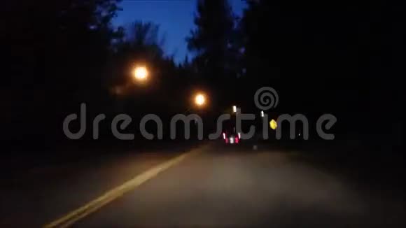 汽车在道路上快速行驶视频的预览图