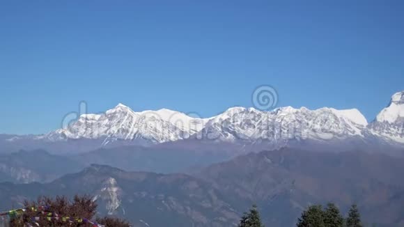 尼泊尔喜马拉雅山达拉吉里山雪峰潘山景观视频的预览图